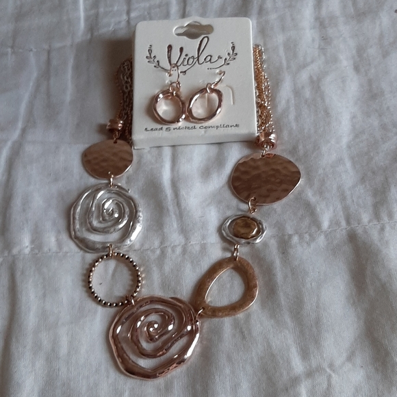 Mixed metal necklace and earrings - Picture 4 of 5